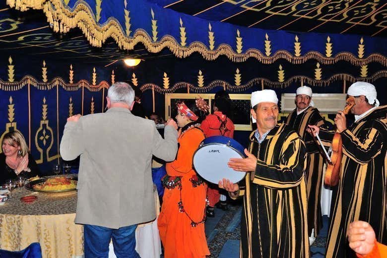 Cena y espectáculo de fantasía en Chez Ali (Show de caballos pólvora y folklore... ) Precio 55€ 🔒Reserva tu plaza con una señal de 10€ y paga el resto el día de la excursión